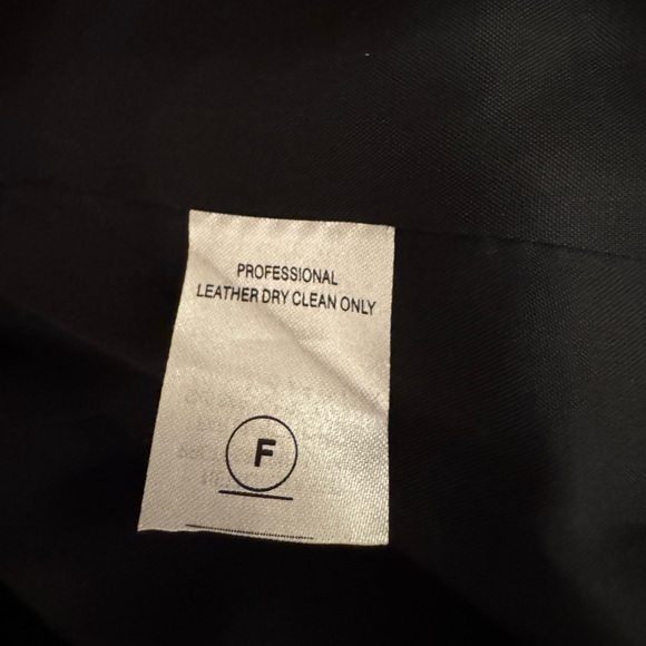 Patent leather
Slit pockets and button closure
Slit in the back - Picture 6 of 7